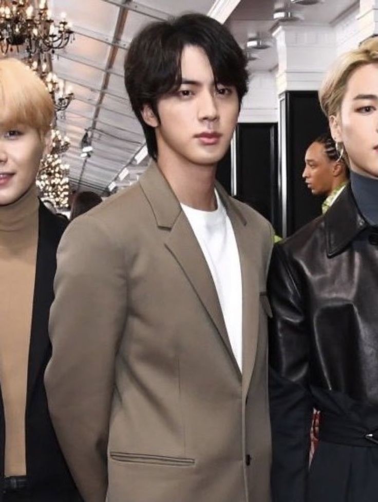 RT @hourjinnie: #Jin grammys 2020 https://t.co/e5UdmQCK04