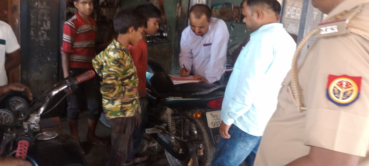 KHERI POLICE (@kheripolice) on Twitter photo संपूर्ण प्रदेश में बालश्रम उन्मूलन हेतु चलाए जा रहे अभियान में #SPKheri <a href="/GaneshPdSaha/">Ganesh prasad saha</a> के निर्देशन में एएचटीयू व चाइल्ड लाइन की संयुक्त द्वारा जनपद के थाना धौरहरा, ईसानगर, खमरिया के क्षेत्रों में होटलों, दुकानों आदि पर अभियान चलाकर 14 बच्चों को बालश्रम से मुक्त कराया गया संपूर्ण प्रदेश में बालश्रम उन्मूलन हेतु चलाए जा रहे अभियान में #SPKheri <a href="/GaneshPdSaha/">Ganesh prasad saha</a> के निर्देशन में एएचटीयू व चाइल्ड लाइन की संयुक्त द्वारा जनपद के थाना धौरहरा, ईसानगर, खमरिया के क्षेत्रों में होटलों, दुकानों आदि पर अभियान चलाकर 14 बच्चों को बालश्रम से मुक्त कराया गया