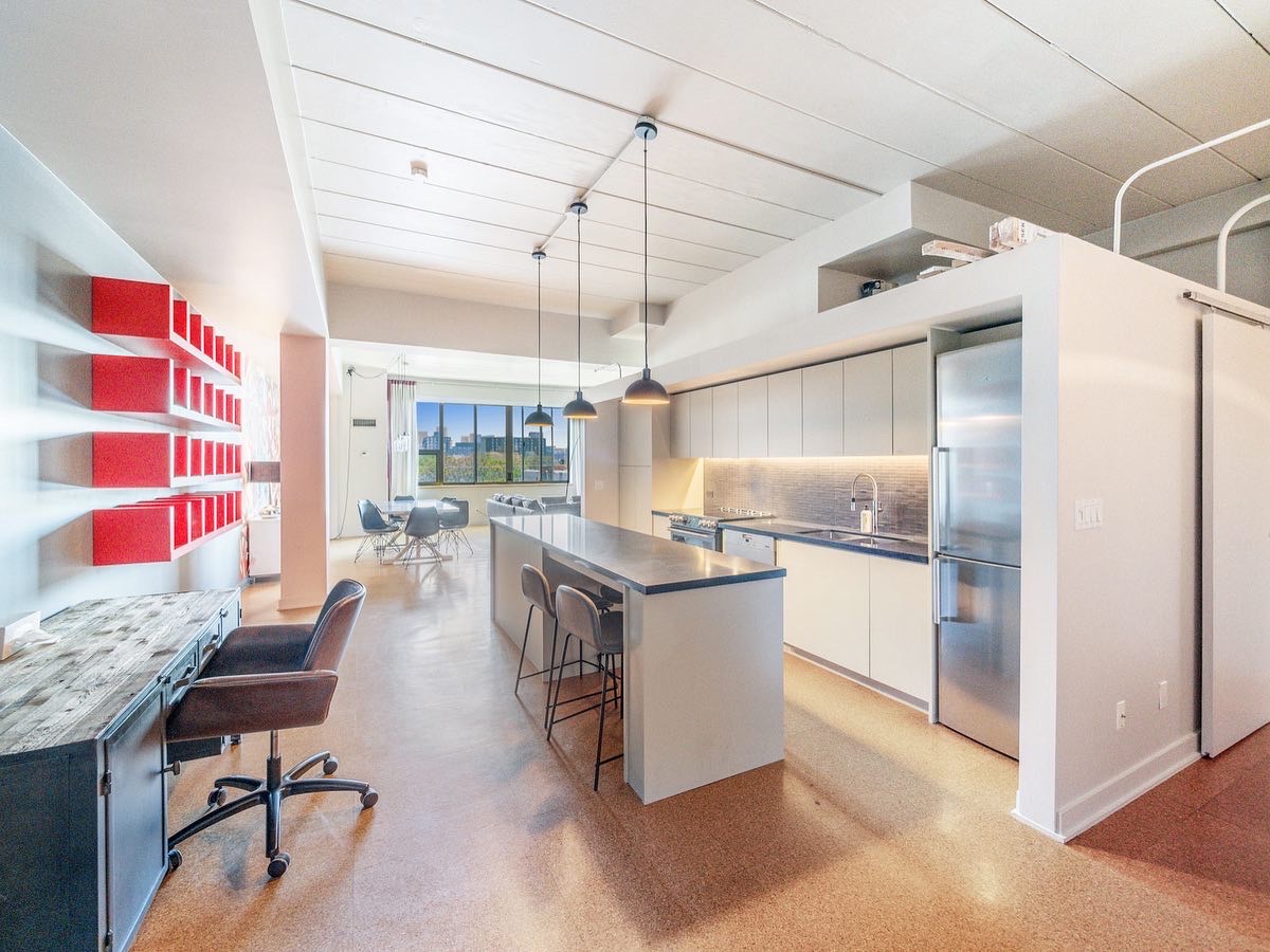annaoliveryyz's tweet photo. Looking for a cool, downtown loft rental with great views and good vibes?

This large, 1 bedroom suite comes fully furnished and boasts floor to ceiling windows with a South view.  Also includes parking, internet, cable, heat, water, and AC : https://t.co/YvTJkF5a2z