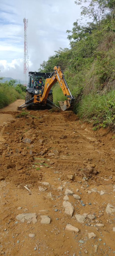 alcaldiasfda's tweet image. Nuestras labores en territorio con maquinaria amarilla son imparables 🚧
Nos encontramos realizando actividades de ampliación de la vía y adecuación de cunetas en la vereda Pedregal sector La Virgen 🚜

#ConstruyendoProgreso #FelipePardoAlcalde ⬆️💙