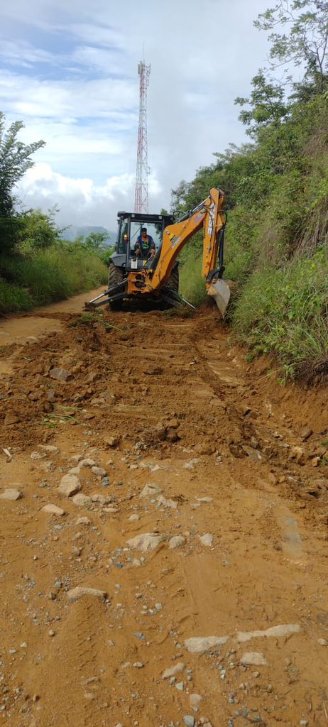 alcaldiasfda's tweet image. Nuestras labores en territorio con maquinaria amarilla son imparables 🚧
Nos encontramos realizando actividades de ampliación de la vía y adecuación de cunetas en la vereda Pedregal sector La Virgen 🚜

#ConstruyendoProgreso #FelipePardoAlcalde ⬆️💙