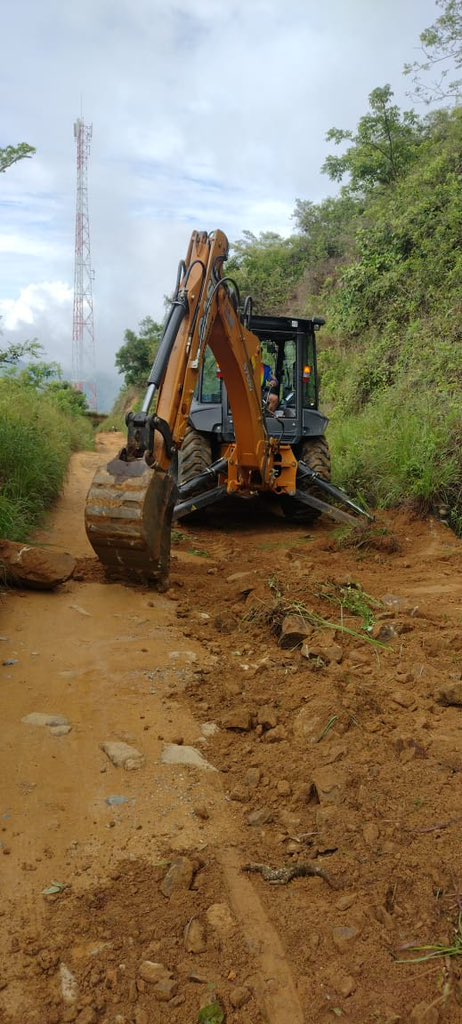 alcaldiasfda's tweet image. Nuestras labores en territorio con maquinaria amarilla son imparables 🚧
Nos encontramos realizando actividades de ampliación de la vía y adecuación de cunetas en la vereda Pedregal sector La Virgen 🚜

#ConstruyendoProgreso #FelipePardoAlcalde ⬆️💙
