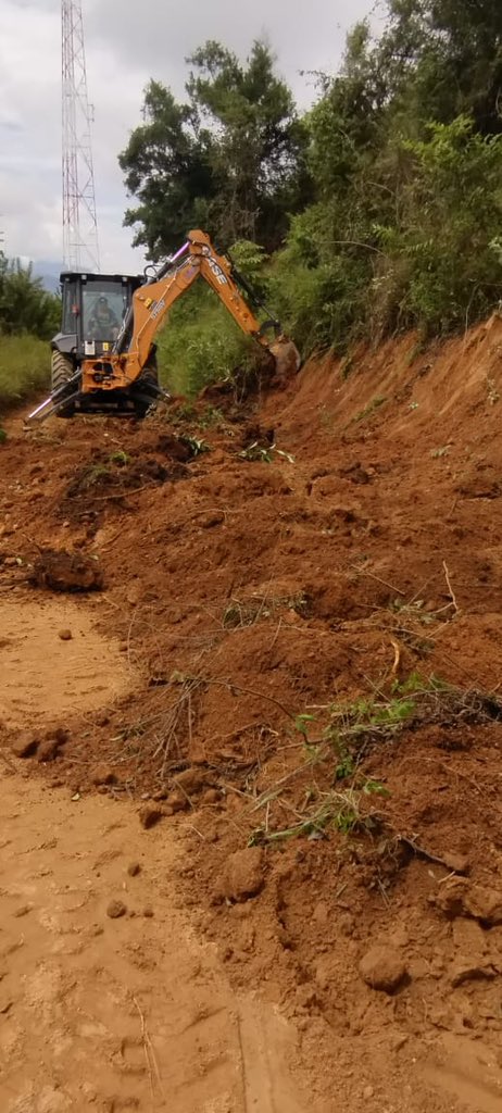 alcaldiasfda's tweet image. Nuestras labores en territorio con maquinaria amarilla son imparables 🚧
Nos encontramos realizando actividades de ampliación de la vía y adecuación de cunetas en la vereda Pedregal sector La Virgen 🚜

#ConstruyendoProgreso #FelipePardoAlcalde ⬆️💙