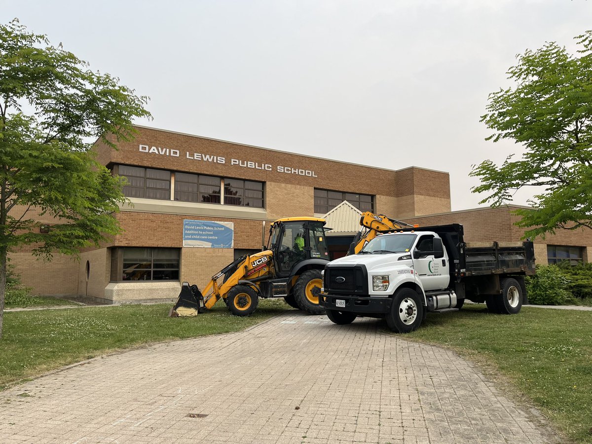 What’s this?! It must be the TDSB Grounds Crew clearing the way for our #PollinateTDSB garden! Thanks to <a href="/PollinateTO/">Pollinator Gardens</a> for the grant money! We’re so excited!🌳🌻🐝 <a href="/EcoSchoolsTDSB/">TDSB EcoSchools</a> <a href="/LC2_TDSB/">Learning Centre 2</a> @LN10Alvarez @thorn_hayward