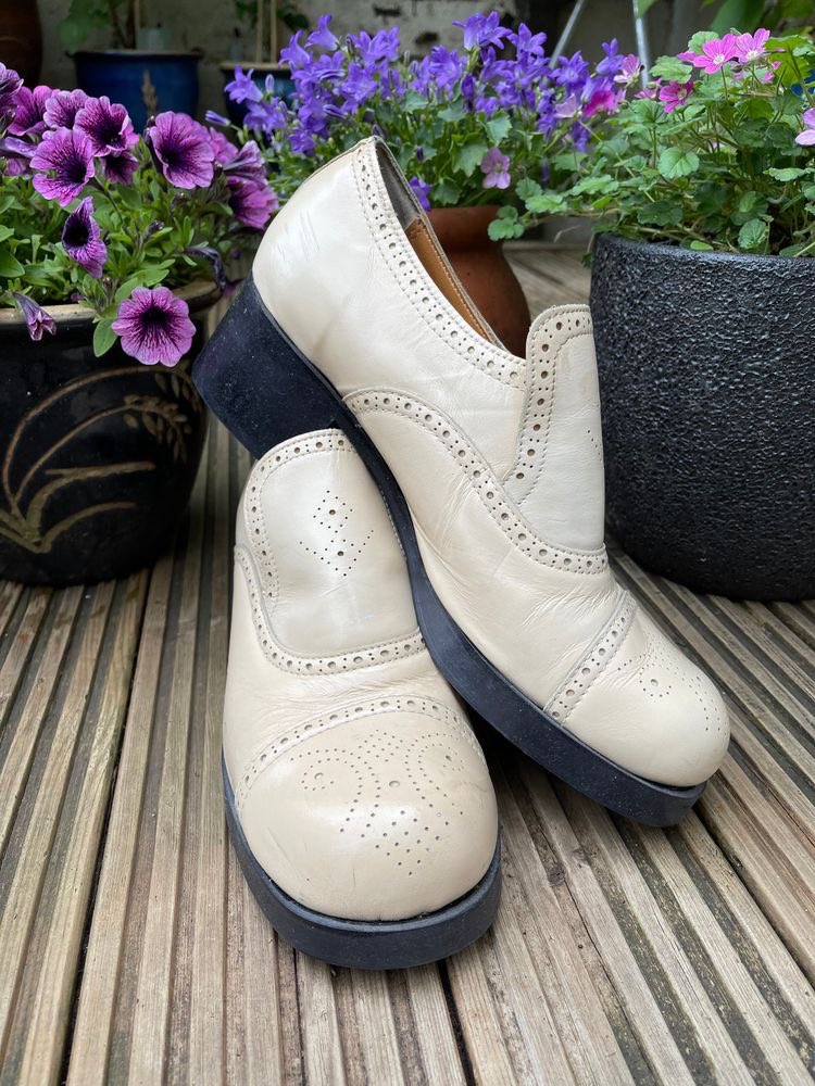 DJRIOTGIRL tweet media