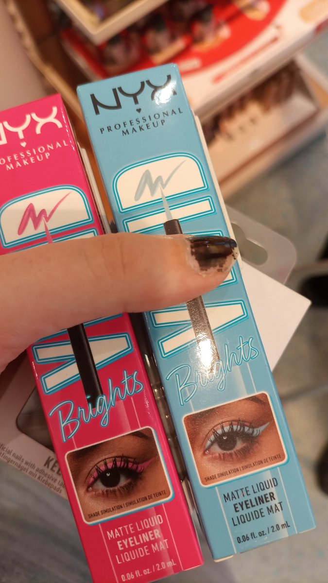 choccymillk_'s tweet photo. Wir ignorieren meinen hässlichen Fingernagel haha, aber ich hab jetzt blau/pinken Eyeliner 🥺 https://t.co/1JZK6djySQ