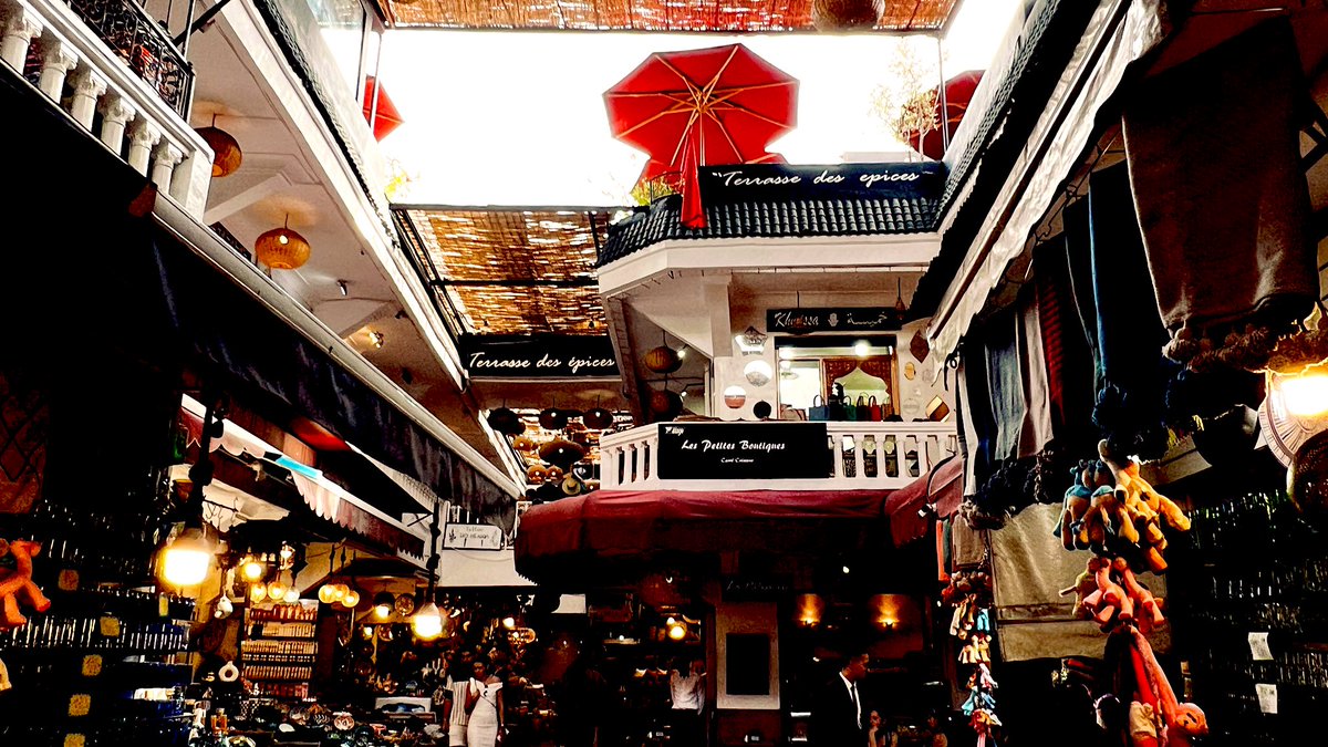 jaysonstreet's tweet photo. And what does one do in the Medina? 🤔
Well @zackhimself &amp; I we shop!!! 😁
#HackerAdventures https://t.co/o4zw4bPjpg