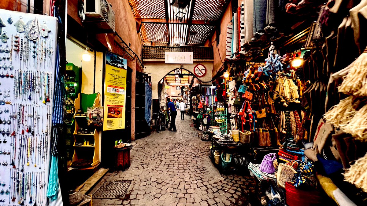 jaysonstreet's tweet photo. And what does one do in the Medina? 🤔
Well @zackhimself &amp; I we shop!!! 😁
#HackerAdventures https://t.co/o4zw4bPjpg