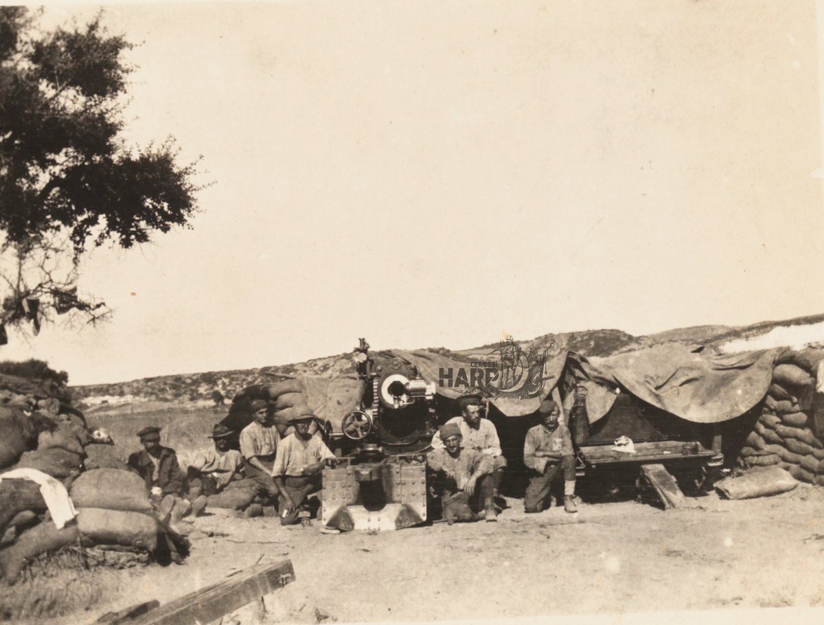 Çanakkale Kara Muharebesi sırasında Uçtepe'de (Walken Korusu) konuşlu 40'lık top ile poz veren İtilaf askerleri, Gelibolu, 1915-1916.