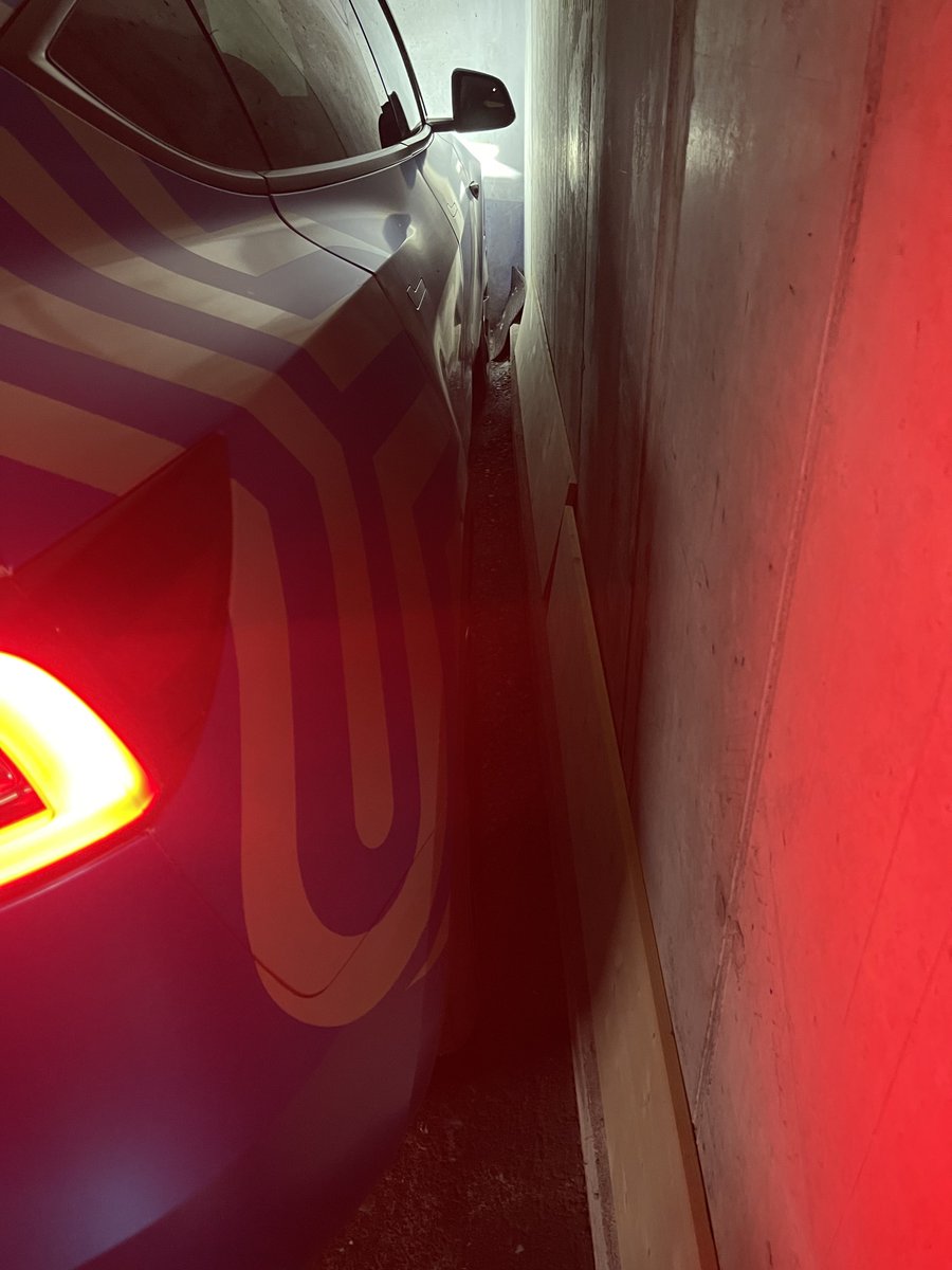 raffaeru's tweet photo. Hey @teslaeurope @tesla @elonmusk
If we canโt have a 360ยฐ view at least keeping the cameras on while parking would be nice. (They go away after switching from reverse to drive.)
For any Americans wondering why this would be great: Please look at the second picture. ๐ https://t.co/ssTIywFXqi