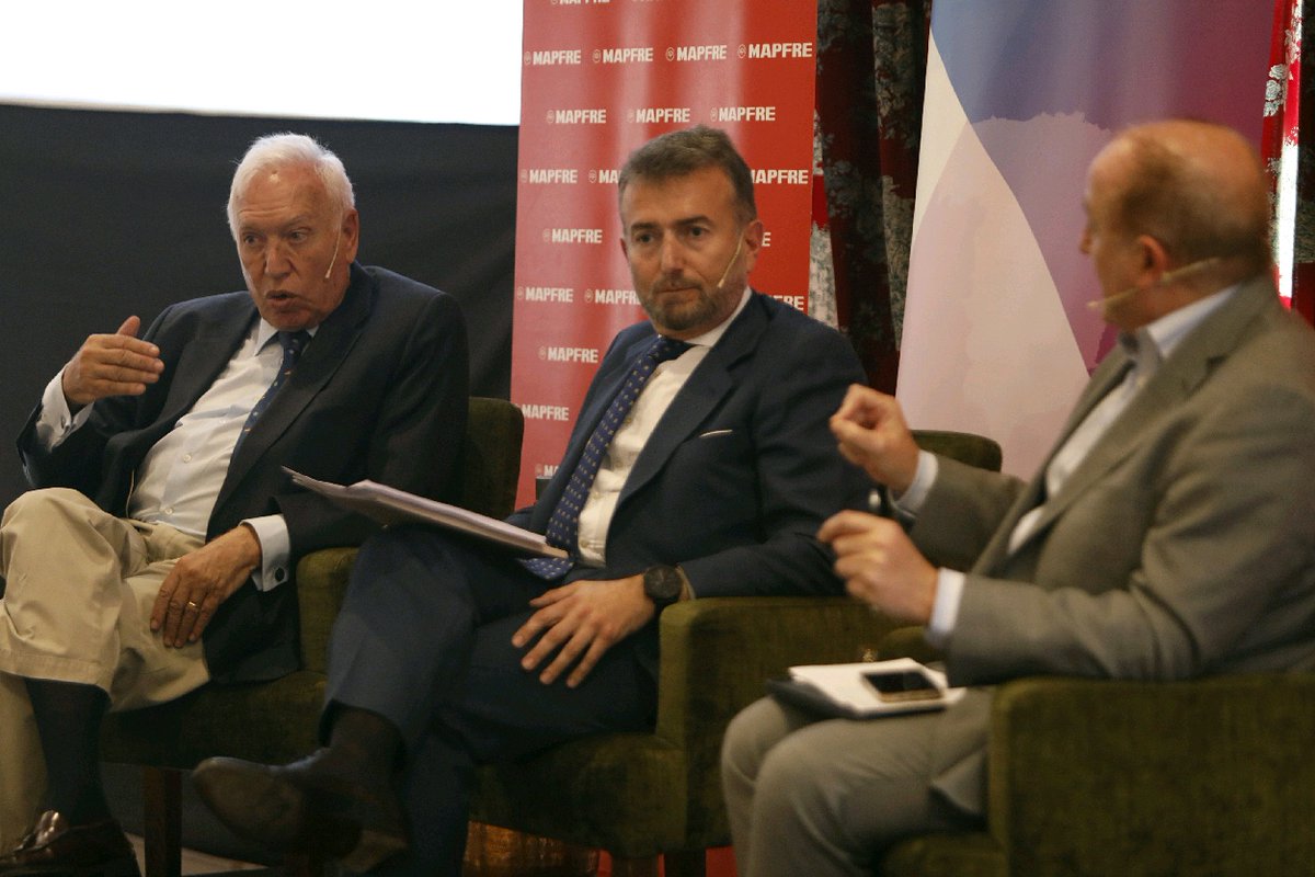 Bankinter's tweet photo. Margallo y Sebastián coinciden en el tema de crear una especie de "Mochila austriaca" para las pensiones, aunque advierten de los detalles y el tratamiento fiscal. #DDLeon https://t.co/TD9snFOAif
