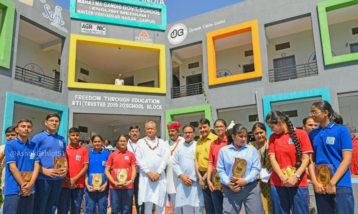 ashokgehlot51's tweet photo. अध्ययन, अवलोकन, उन्नयन!

आज नवीन विद्यानगर में महात्मा गांधी अंग्रेजी माध्यम राजकीय विद्यालय की व्यवस्थाओं व कार्यप्रणाली का जायजा लिया तथा कक्षा 10 के टॉपरों को मोमेंटो देकर उनका उत्साहवर्धन किया।

विद्यार्थियों व स्टाफ की मांग पर विद्यालय में कला संकाय में राजनीति विज्ञान, इतिहास, भूगोल व वाणिज्य संकाय में लेखाशास्त्र, व्यवसाय संगठन, गणित, अर्थ��ास्त्र विषय शुरू करने का निर्णय किया है.

हमें भरोसा है कि बच्चों को गुणवत्तापूर्ण किफायती शिक्षा दिलाने में यह एक अहम कदम  साबित होगा।