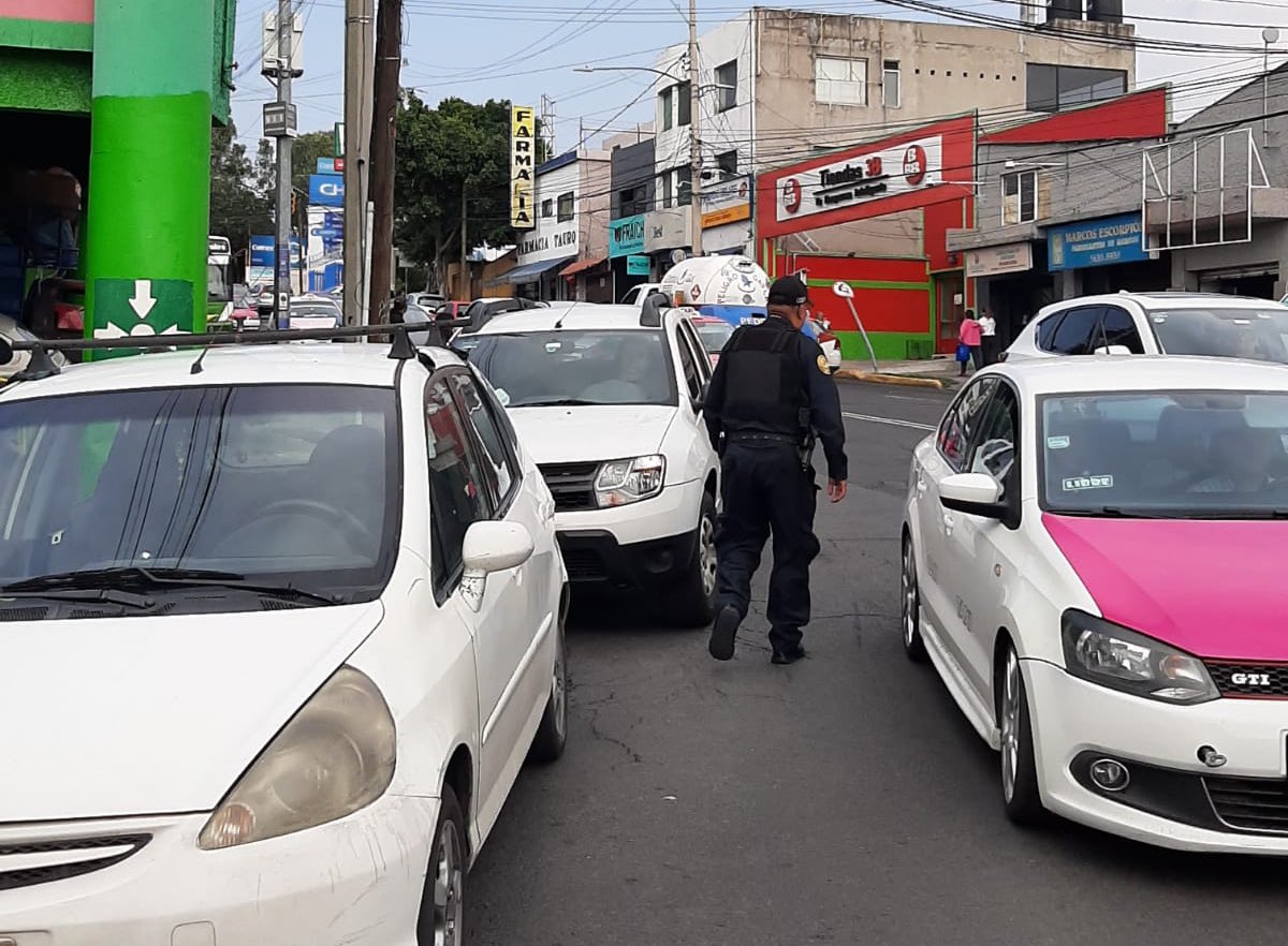 EnlaceTAguilas's tweet photo. Por favor @marianarmyt y @lialimon requerimos todo su apoyo con estos tres comercios con solo 6 lugares de estacionamiento a diario colapsan la zona @saluddignamx @BodegaAurrera y están habilitando UNO MÁS @PORLASAGUILAS @LomaAguilassur Gracias @SSC_CDMX #SectorAlpes #DirMonroy https://t.co/F1CgTql05Z