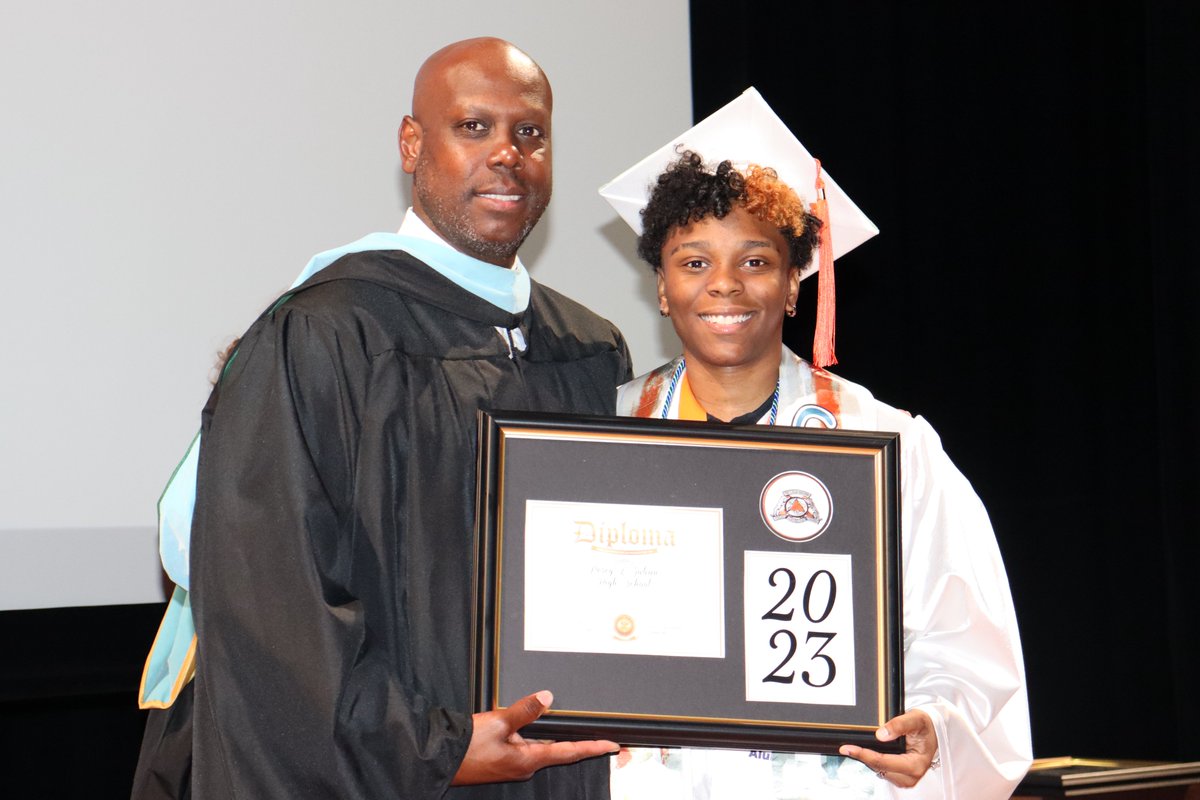 PLJBroadcasting's tweet photo. Congratulations Class of 2023!🎓 Thanks to @TreyWhite3 for being our commencement speaker and @holt_ronal321 for presenting the Blair Holt Scholarship to Jaylen Muniz!👏 #classof2023 #percyljulianhighschool #graduation2023 https://t.co/syoMRYQlMm