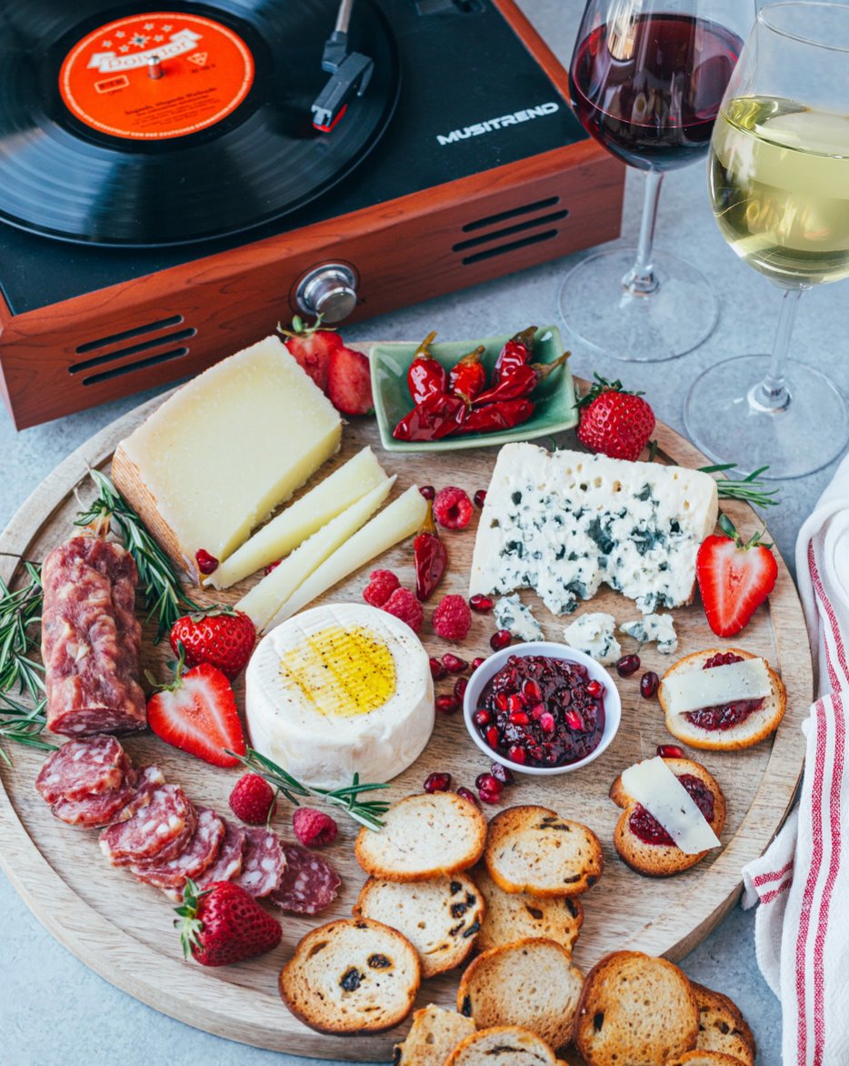 Que vous aimiez le jazz, le classique, la pop ou la soul, à l’occasion de la Fête de la Musique, tous les genres musicaux chantent la bonne humeur ! Quelle cuvée des Côtes du Rhône choisiriez-vous pour accompagner ce plateau ?

Plus d’infos sur
➡️ vins-rhone.com/deguster