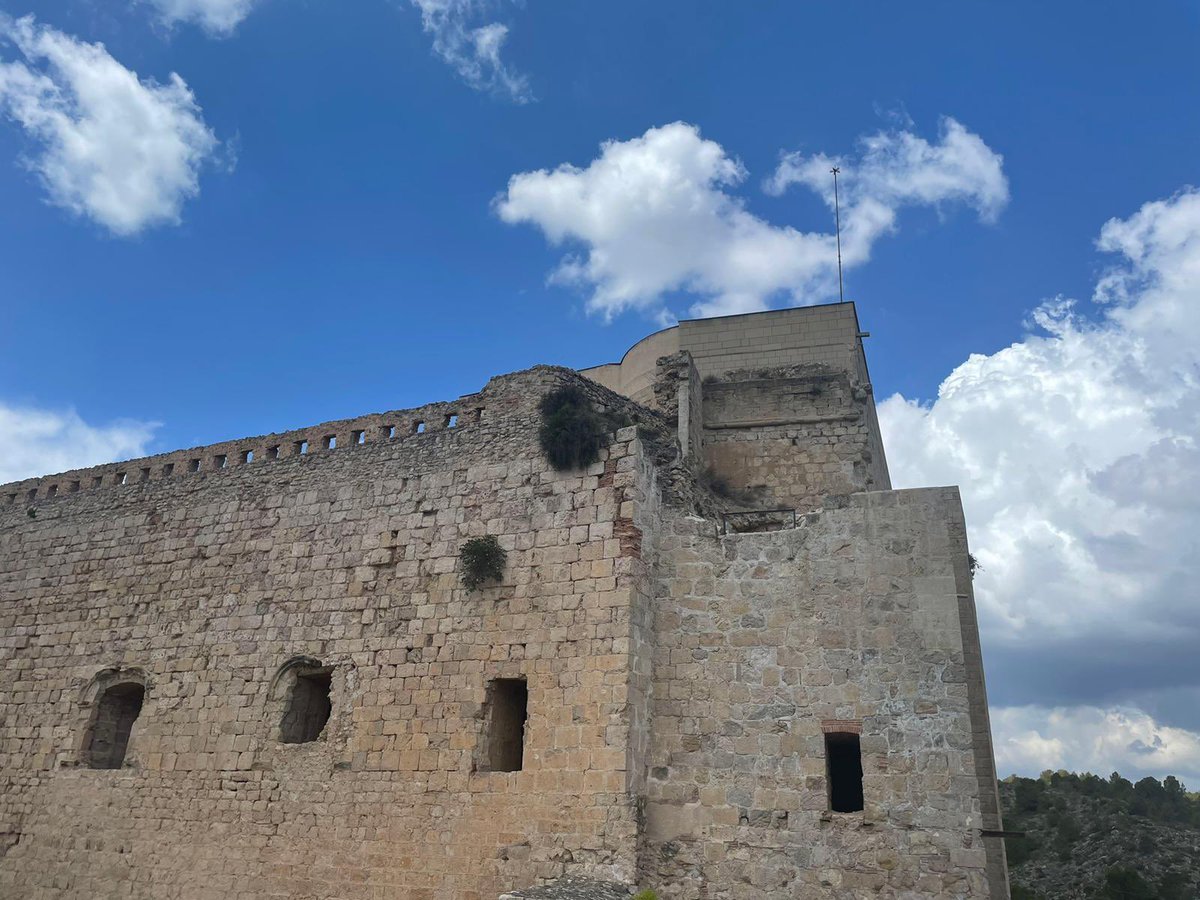 hneech's tweet photo. @CCS_UK_MFL Monty visited the Knights Templar fort at Miravet and sampled coca de cerezas https://t.co/AVJL56zUKn