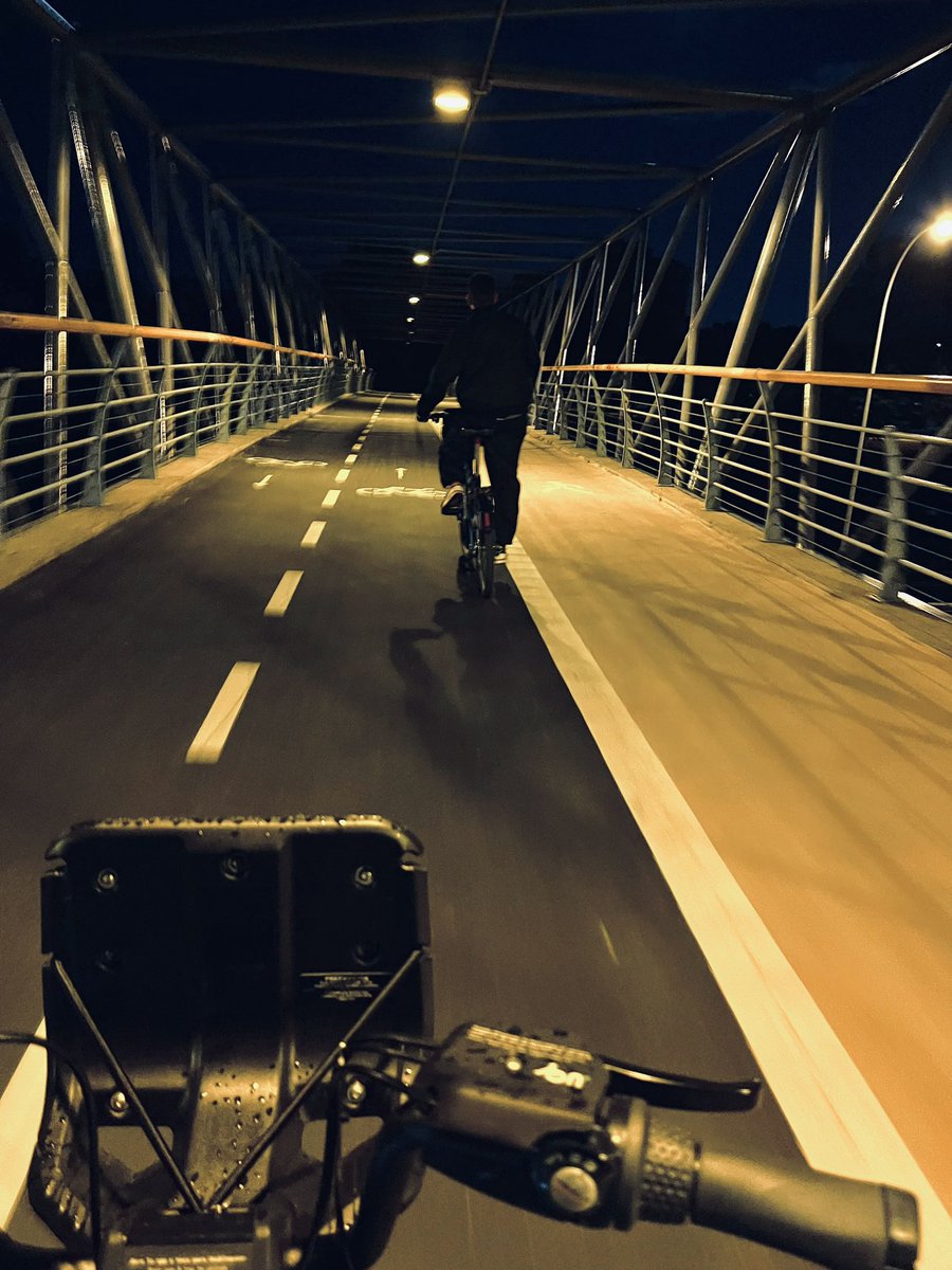 Camy_Pichi's tweet photo. 3 de junio #DiaMundialDeLaBicicleta ruta nocturna por #anilloverdeciclista maravilla https://t.co/43Ng5R3DUd