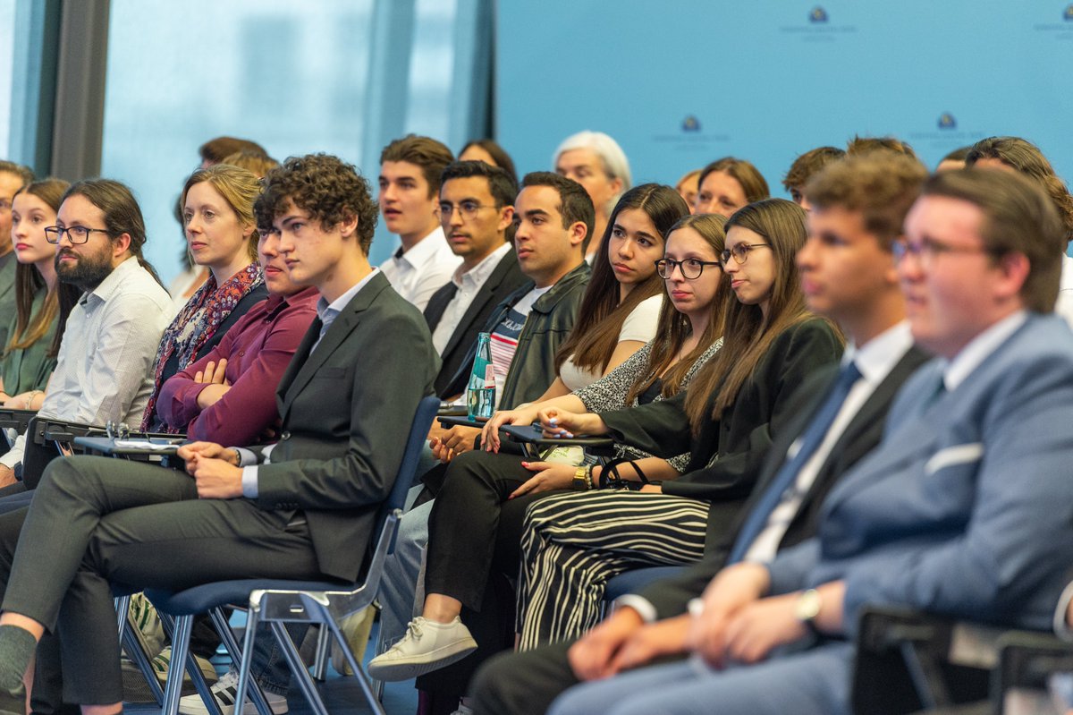 Os alunos da Escola Secundária da Maia participaram na cerimónia de encerramento com alunos de outros países da área do euro e tiveram oportunidade de colocar questões à Presidente do BCE, Christine Lagarde.

#concursogeracaoeuro #gesa

📷: <a href="/ecb/">European Central Bank</a>