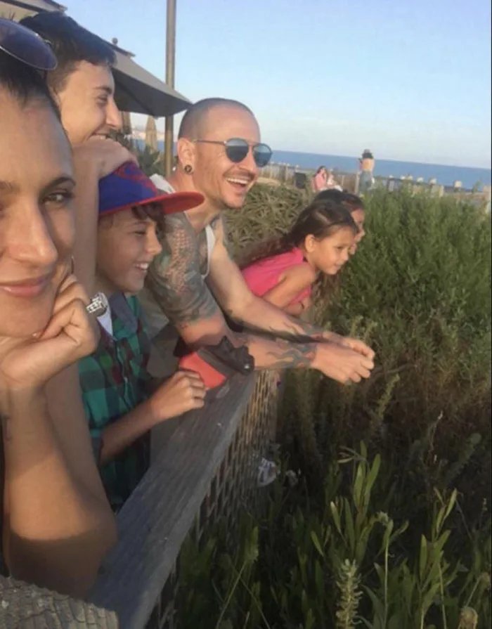 Defiant311's tweet photo. Chester Bennington one day before taking his own life. https://t.co/3Qt2JMplvt