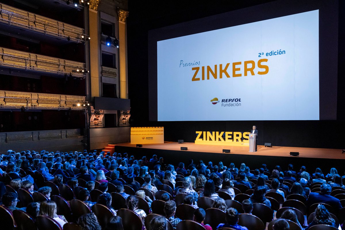 FundacionRepsol's tweet photo. 🏆La gala de entrega de la 2ª edición de los #PremiosZinkers, celebrada en el Teatro Real de Madrid, estuvo repleta de momentos especiales y emociones.​
​
👏 ¡Muchas gracias a los asistentes y #docentes! Los trabajos de los #alumnos de cada centro significan el #compromiso, los #aprendizajes y las acciones futuras para contribuir a un #planeta más #sostenible.🧡📚