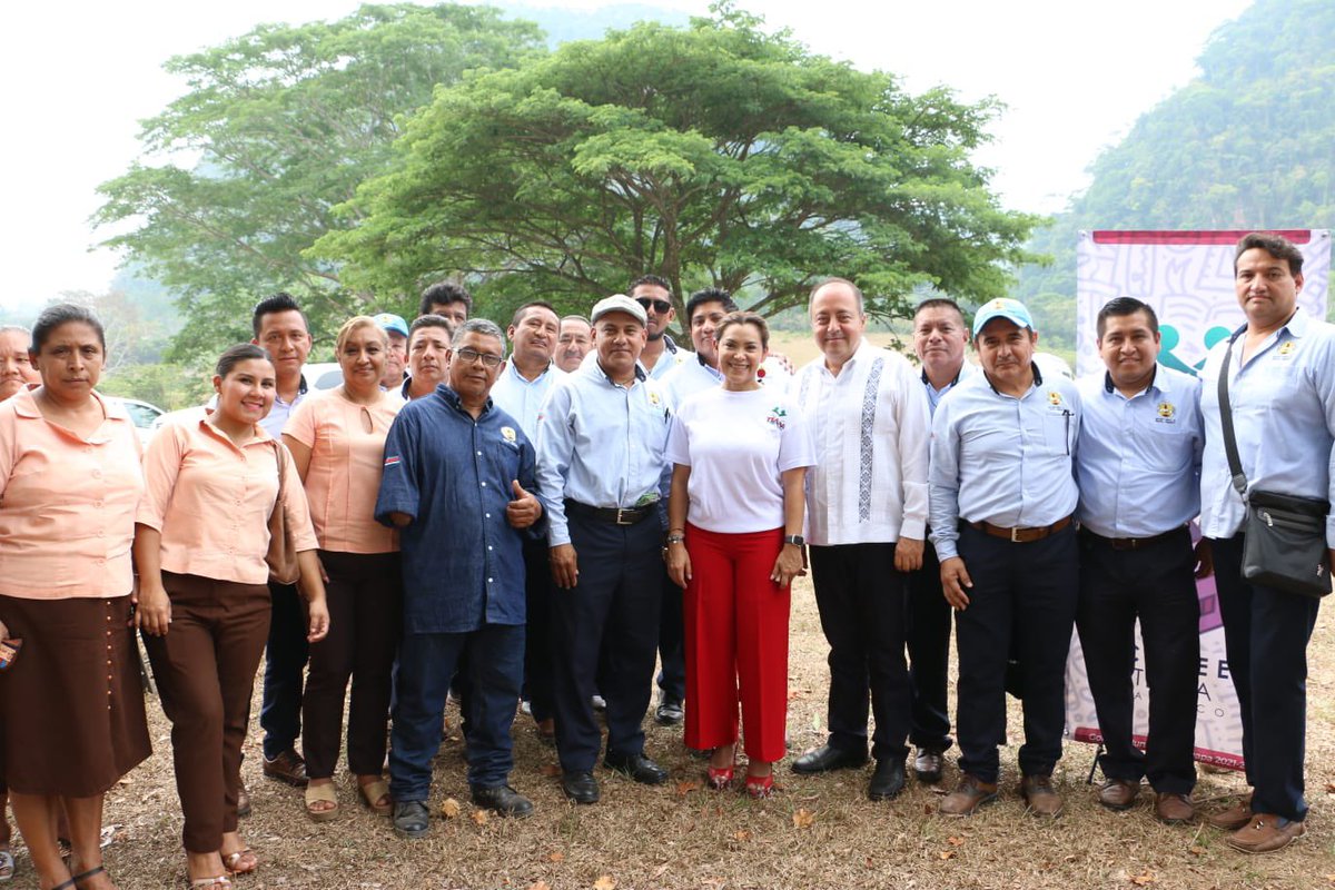 BienestarGobTab's tweet photo. En el Marco del Día Mundial del Medio Ambiente, el titular de la SBSCC, Lic. Manuel Sebastián Graniel Burelo, acompañado del Subsecretario Dr. Gary Arjona Rodríguez, participan, junto a la Alcaldesa de Teapa, Lic. Alma Espadas García, en la entrega de reconocimientos a empresas… https://t.co/y5bJPMplGR