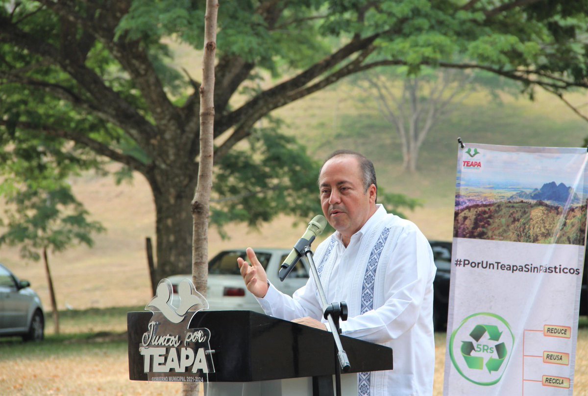 BienestarGobTab's tweet photo. En el Marco del Día Mundial del Medio Ambiente, el titular de la SBSCC, Lic. Manuel Sebastián Graniel Burelo, acompañado del Subsecretario Dr. Gary Arjona Rodríguez, participan, junto a la Alcaldesa de Teapa, Lic. Alma Espadas García, en la entrega de reconocimientos a empresas… https://t.co/y5bJPMplGR