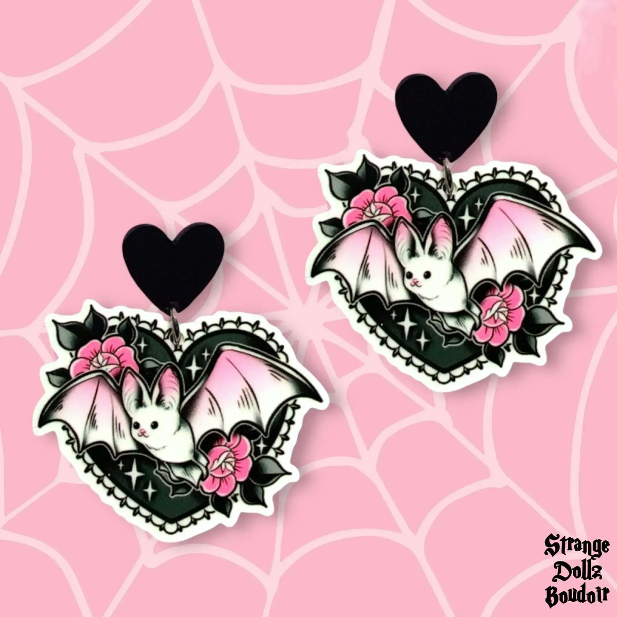 🖤 These bat earrings are so adorable ! They are available in our shop strange-dollz-boudoir.myshopify.com + You can also safely add them to your #Thronewishlist as we are a #ThronePartnerStore 👑🎁 #twitch #twitchtv #livestreamer #vtuber #ukstreamer #gothgf #gothic #LiveStream