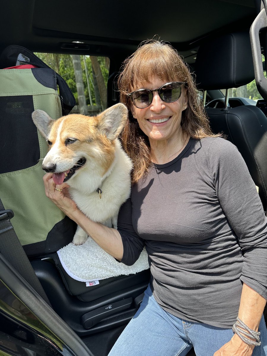 Nashville bound! So happy to be reunited with my girl, Ellie! ⁦@gwtallent⁩ #mypup #welshpembrokecorgi