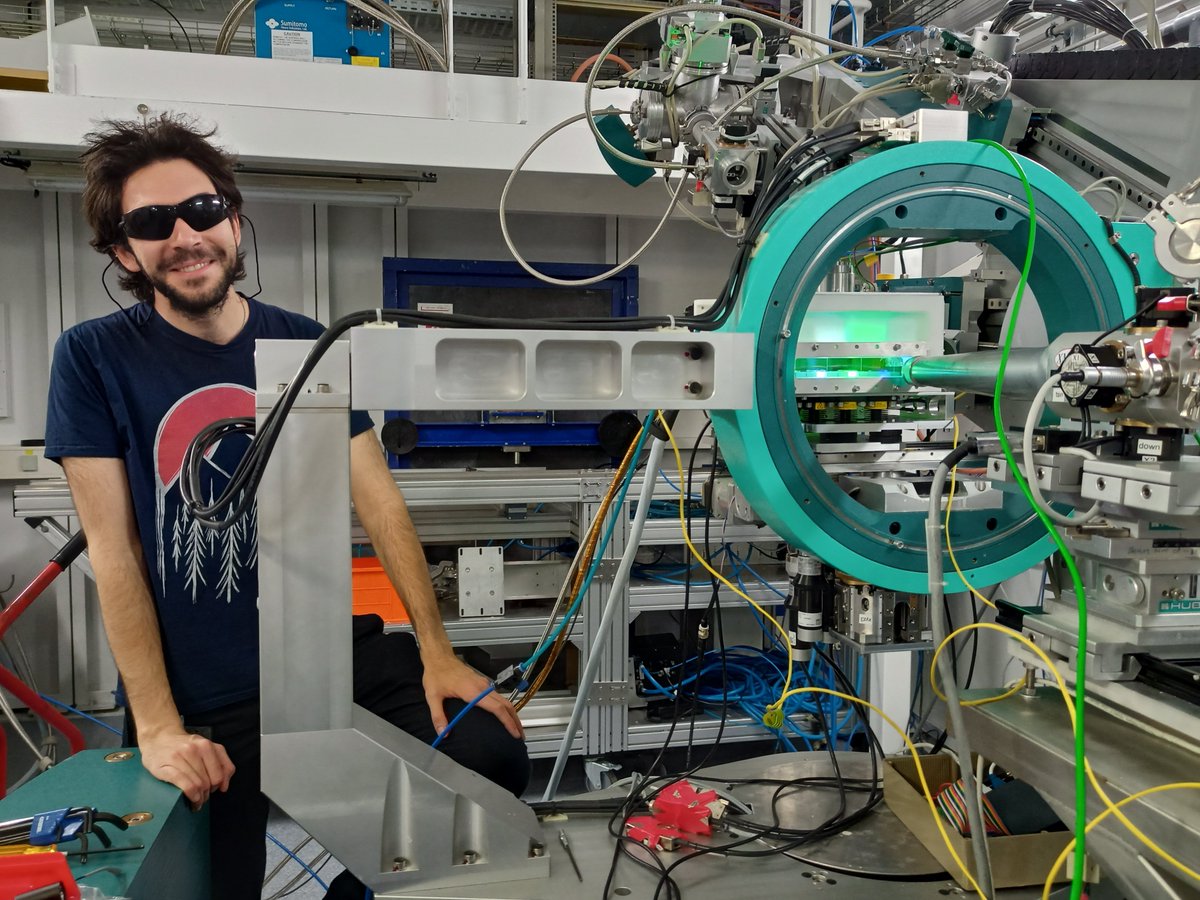 "The Light shines on in the darkness, and the darkness did not understand it". <a href="/EdgarGF_/">Edgar</a> has developed a chamber to perform in-operando GIWAXS during polychromatic Illumination on organic solar cells. On the way to identify structural changes in real devices.☀️<a href="/WarwickPhysics/">Warwick Physics</a>