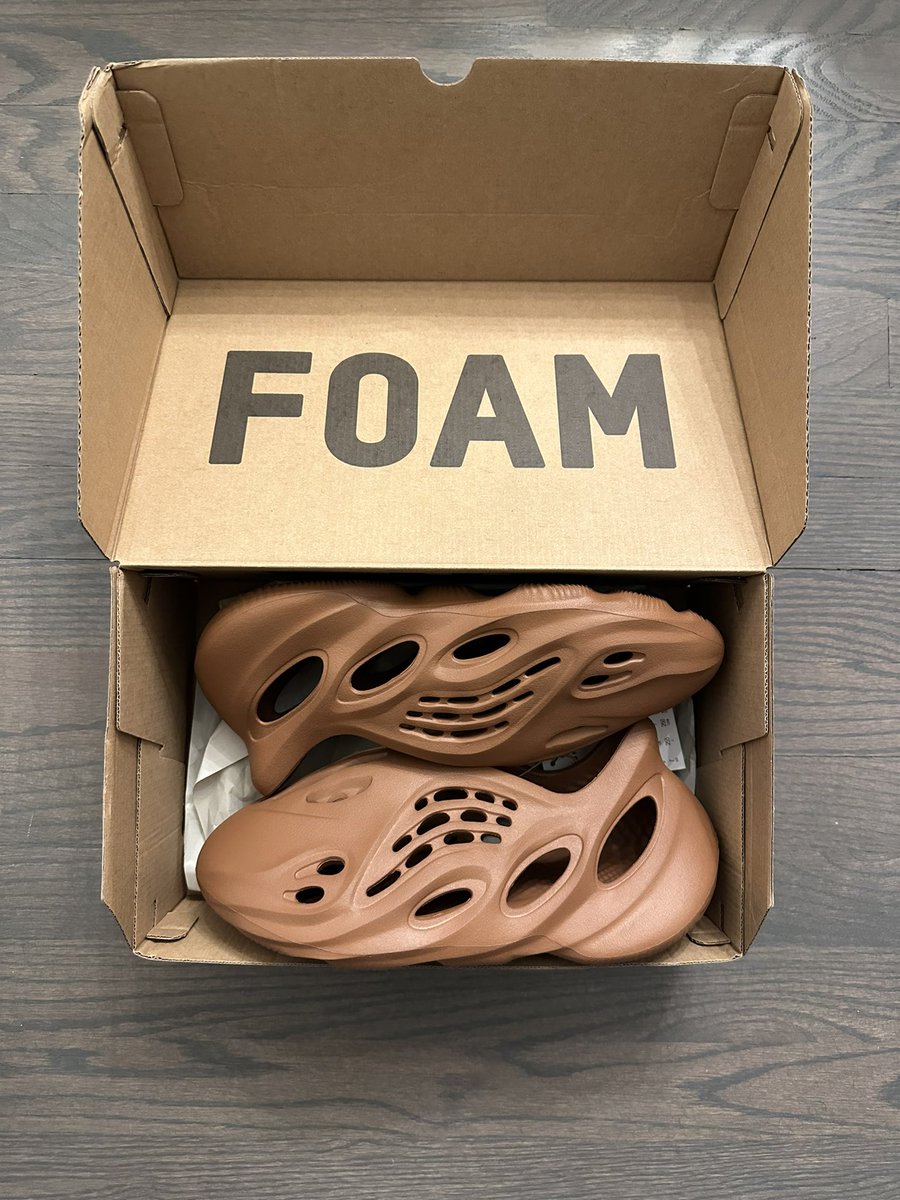 Spooky_Kouki's tweet photo. Yeezy Foam Runner Clay Red &amp; Yeezy Slide Azure🏃🏻 https://t.co/fCphZvjr5M