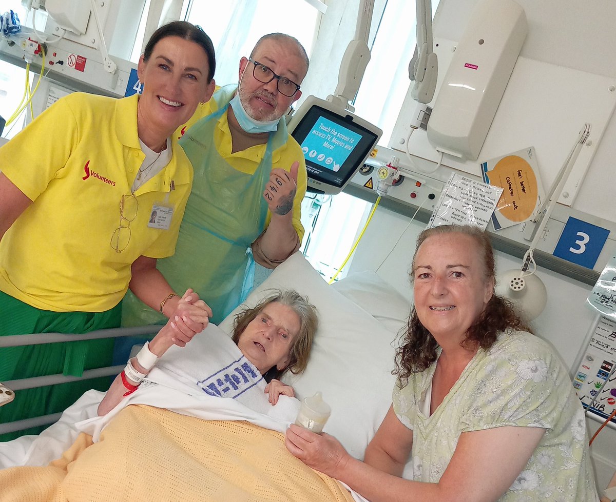 #VolunteersWeek2023 Jude Adams came for her shift &amp; competency as #diningcompanion on <a href="/F10nca/">💙 Team F10 at The Royal Oldham 💙</a>. We met with a lovely family who Shaun has been supporting so Shaun had a break &amp; Jude took over 💛
<a href="/NCA_Volunteers/">NCA Volunteers</a> 
<a href="/NCAlliance_NHS/">Northern Care Alliance NHS Foundation Trust (NCA)</a> <a href="/OldhamCO_NHS/">Oldham Care Organisation</a> <a href="/sgfurlong/">Shaun Furlong</a>