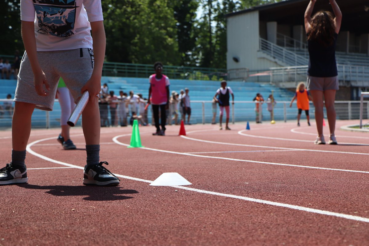Nogent94130's tweet photo. Cet après-midi, les #élèves des écoles Guy Môquet, Léonard de Vinci et Val-de-Beauté se sont affrontés en relais mixte à l'occasion des #interclasses 🏃
Cette journée #sportive est annonciatrice des #JeuxduValdeMarne la semaine prochaine💪
@valdemarne_94 @Prefet94 @CDTValdemarne https://t.co/lUGCV9jG0s