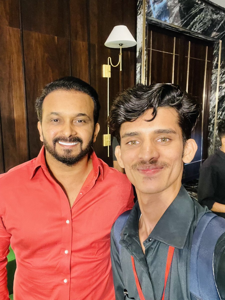 WaghmareAtul19's tweet photo. महाराष्ट्र प्रीमिअर लीग २०२३च्या लिलावादरम्यान  भारतीय खेळाडू केदार जाधव, राहुल त्रिपाठी आणि राजवर्धन हंगारगेकर यांना भेटून बाईट घेण्याची संधी मिळाली. 😍

#म #मराठी #crickettwitter 
#महाराष्ट्रप्रीमिअरलीग #एमपीएल #maharashtrapremierleague #mpl #MPL2023 #mplauction #rahultripathi https://t.co/W2GpLuUly2
