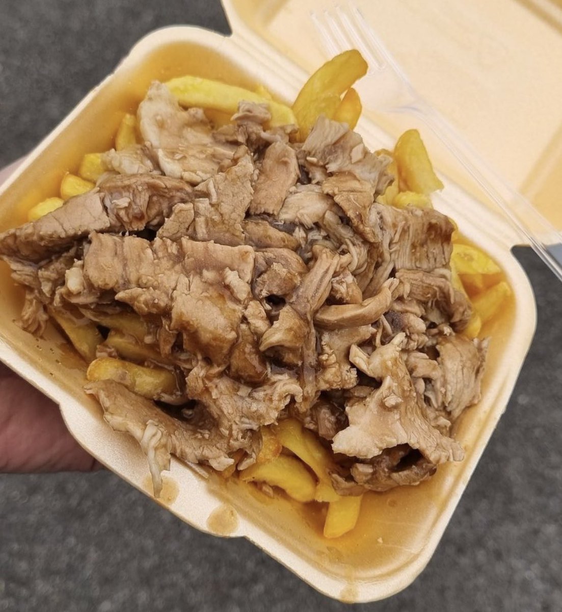 FootyScran's tweet photo. Hot roast pork in gravy with chips at Stafford Rangers (@SRFCofficial) 

💷 £7 https://t.co/YJBK3aW4Sg