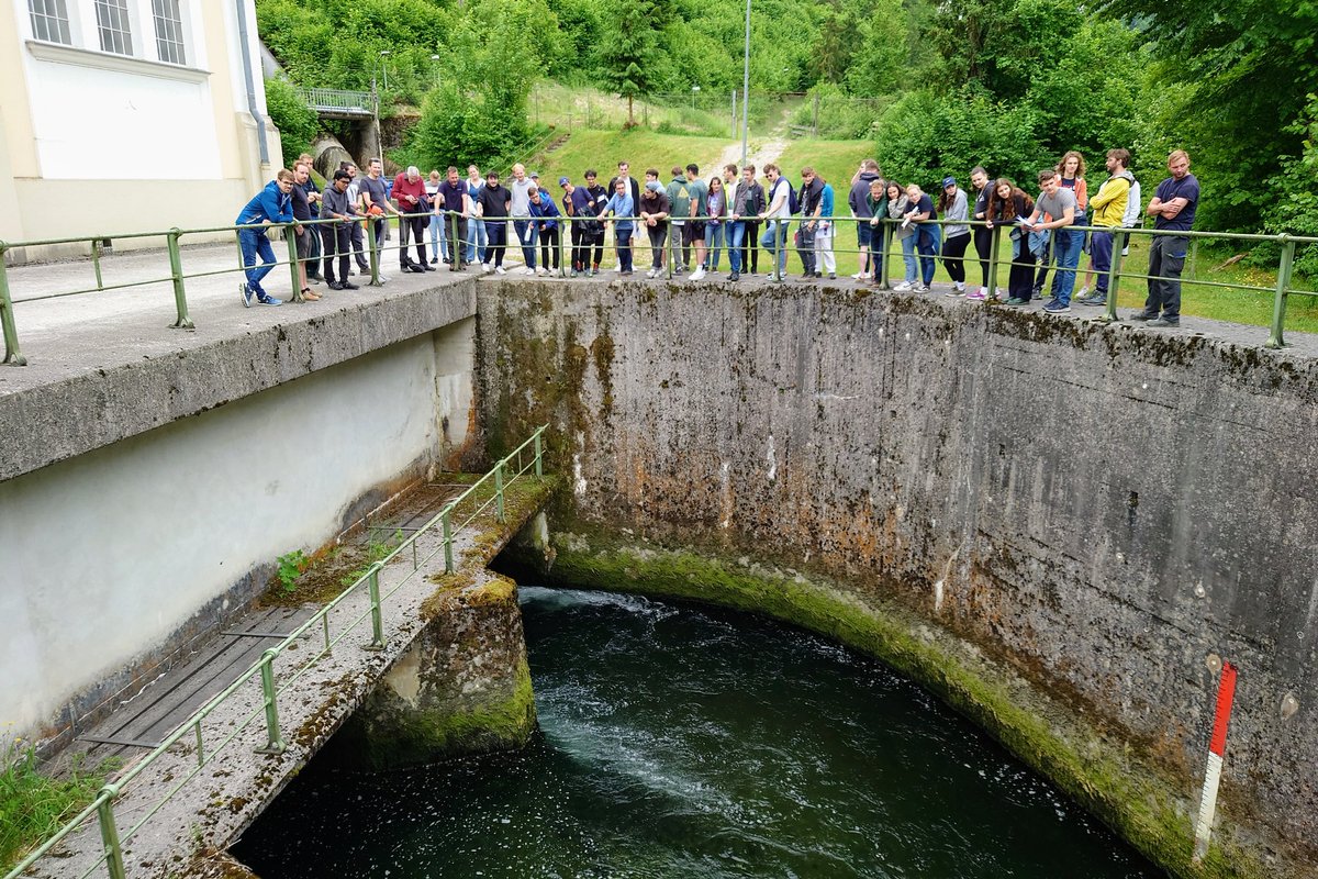 Wasserbau Exkursion Teil 1/4: <a href="/WienEnergie/">Wien Energie</a> Wasserkraftwerk in Opponitz an der Ybbs. Danke an die Kollegen von #WienerNetze für die spannenden Einblicke in dieses 100 Jahre alte Ausleitungskraftwerk, welches am aktuellen Stand der Technik gehalten wird. ⚡