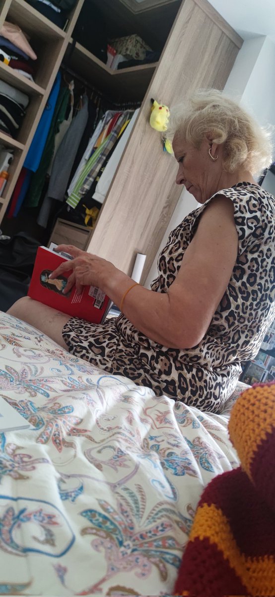 Mi abuela se ha empezado a leer Berserk JAJAJAJA

Cómo la quiero 🫂