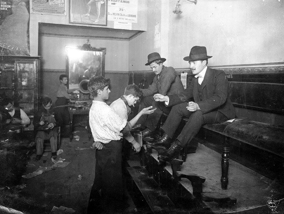 fortavat's tweet photo. Lustradero de zapatos.
Buenos Aires - 1927.
#UnHorror https://t.co/N9g3P0e5cu