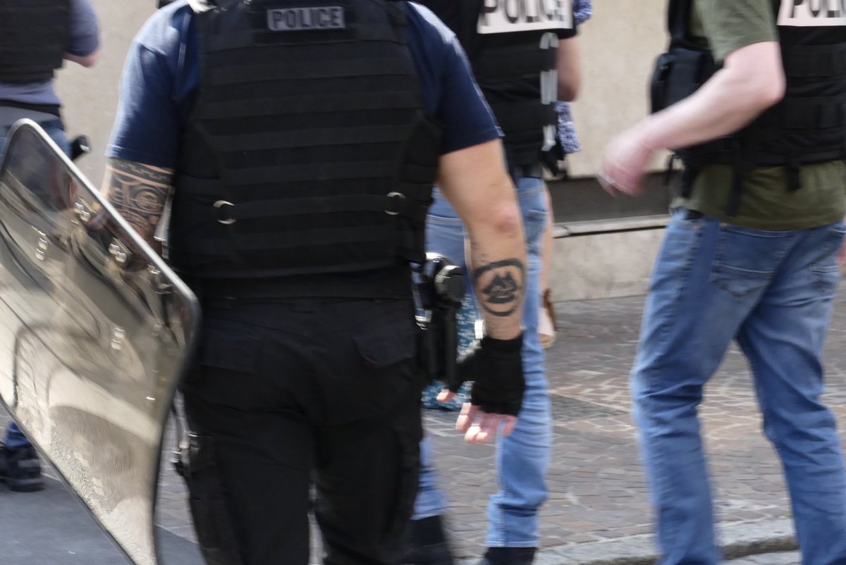 violencespolice's tweet photo. 🟡 Signalement n°5926

Tatouage de la valknut porté par un policier, un symbole wotaniste liés aux idéologies et mouvements suprémacistes, néonazis et QAnons 

#Lille #6juin, Source 🎥 @contactrevol @brouillonzero
#ReformeDesRetraites #Manif6Juin #ViolencesPolicieres https://t.co/ChcpYqVMnG