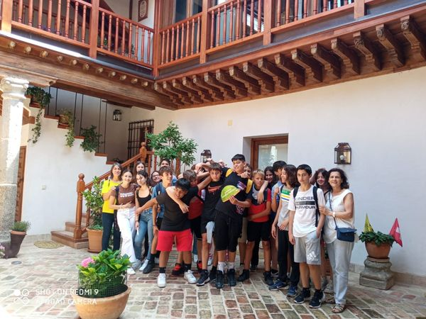 ulaboral's tweet photo. Los alumnos de #2ESOB, han participado en una ruta por los patios toledanos organizada por el #Consorcio. Nos han hablado de sus típicas características arquitectónicas y de la función que cumplen las plantas que los decoran 🍃🍀🌱🍃
#soydelauni 💚💚 #SembrandoValores 💚 https://t.co/LYLbhBe31E