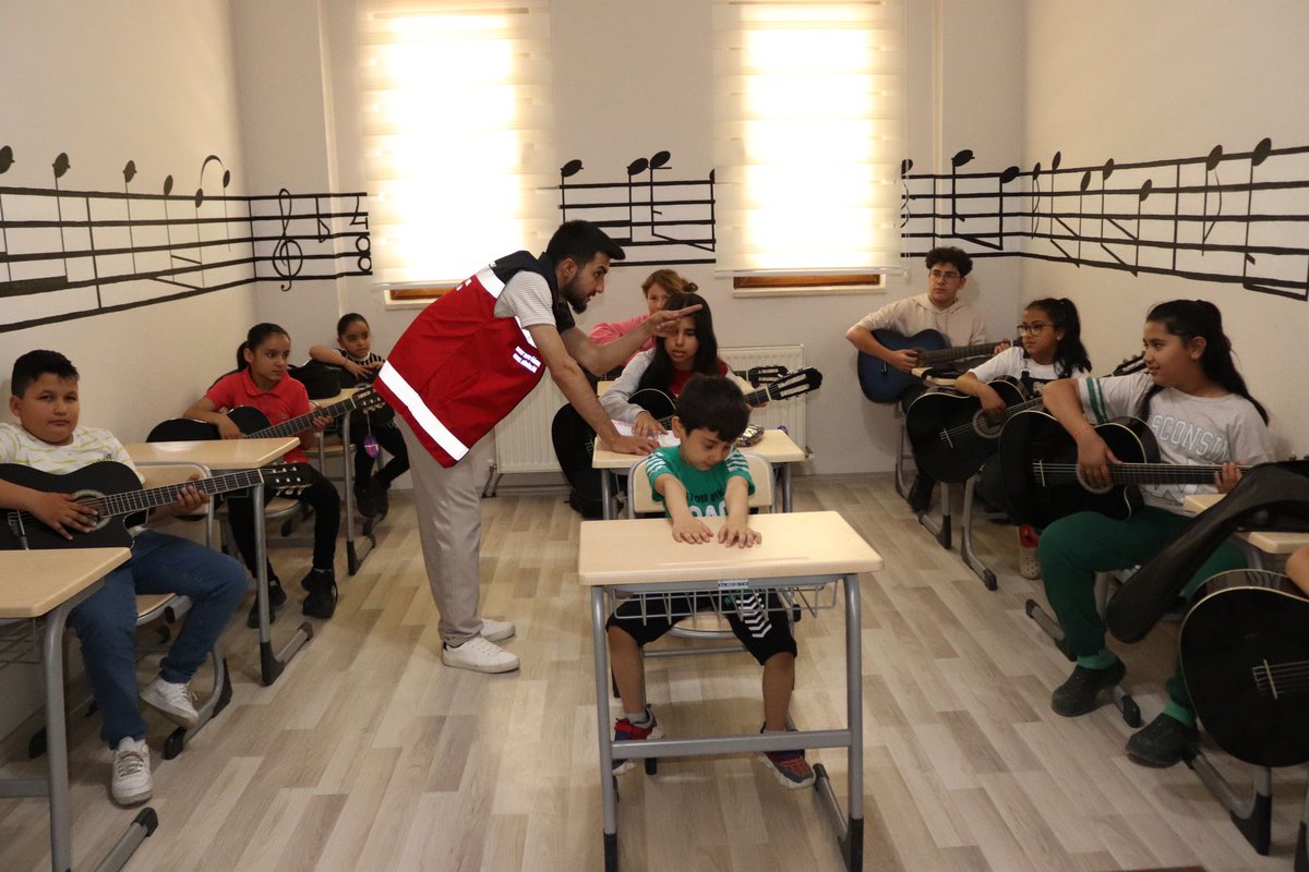 Elbistan Halk Eğitimi Merkezi tarafından Yetim Koordinasyon Merkezinde açılan Çocuklar için Gitar Eğitimi Kursumuz devam ediyor. Kursa katılım şartı en az 6 yaşını doldurmuş olması gerekiyor 
<a href="/tcmeb/">Millî Eğitim Bakanlığı</a> <a href="/mebhbogm/">MEB Hayat Boyu Öğrenme Genel Müdürlüğü</a> <a href="/kmarasilmem/">Kahramanmaraş İl Millî Eğitim Müdürlüğü</a> <a href="/yusufkahraman_7/">Yusuf Kahraman</a> <a href="/ElbKaymakam/">Elbistan Kaymakamlığı🇹🇷</a> <a href="/elbistanmem/">Elbistan İlçe Milli Eğitim Müdürlüğü 🇹🇷</a> <a href="/bayramalis46/">bayram alış</a>