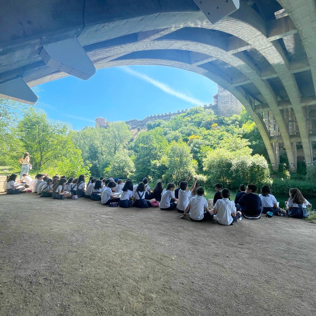 ¡¡Qué importante es desarrollar la creatividad de nuestros alumnos!! Por eso, en 3º de primaria hemos salido a la orilla del río a dibujar el paisaje. ¡Nos ha encantado! 
🌺🌿✍🏽🎨✏️