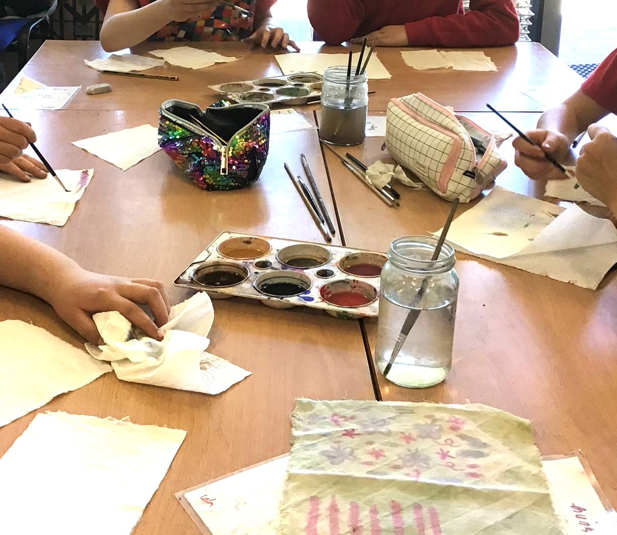 Free Family Crafts @ Farnham Sustainability Festival. Textile Collage with Natural Dye & Eco Fabrics with Charlotte Karin, 11 Jun, 12-5. Bring old fabrics, incl. T-shirts, tote bags or towels to colour. Supported by South Street Trust & @FarnhamOfficial