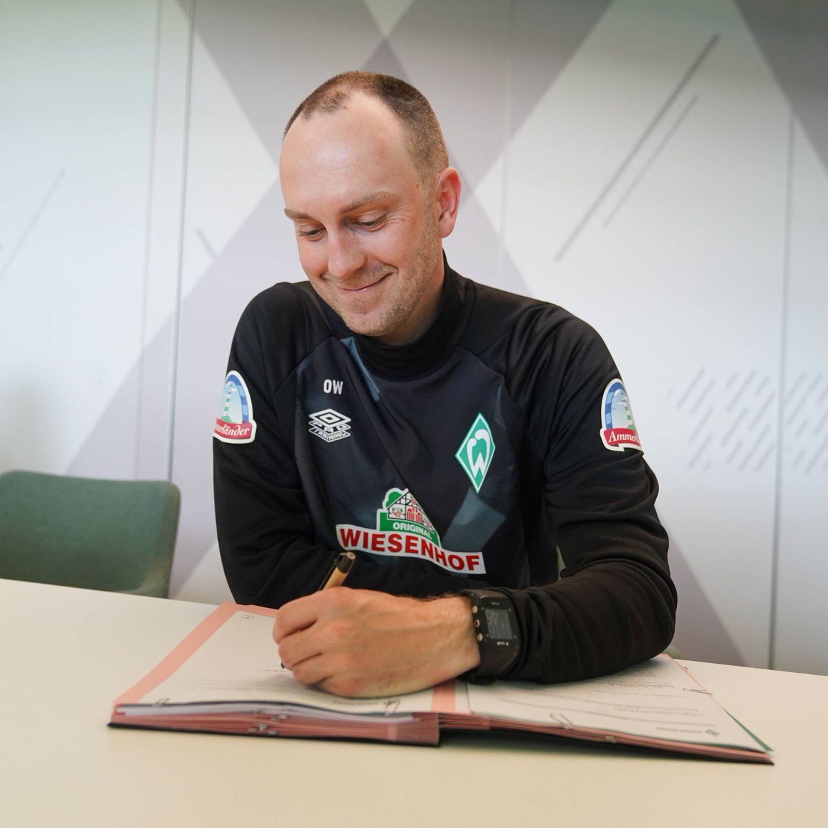 Cheftrainer Ole #Werner verlängert seinen Vertrag beim SV Werder vorzeitig. 🤝

Wir freuen uns sehr auf die weitere Zusammenarbeit, Ole! 😊

Alle Infos & Stimmen 👉 svw.de/VVLWerner23

#Werner