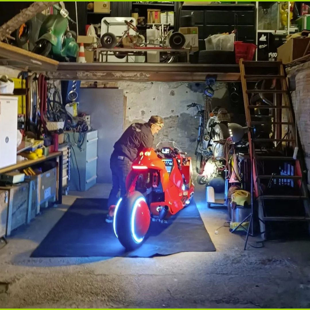 Quem se lembra do filme Akira e das incríveis motos do Kaneda, Tetsuo e sua gangue? 🇯🇵 ⚡

Para homenagear a incrível moto do Kaneda, a equipe Bel&amp;Bel de Barcelona criou uma réplica perfeita. 

🔋 ⚡ ⚡ 🔌
• • • • • •
#belybel #akira #otomo #kaneda #tetsuo #moto