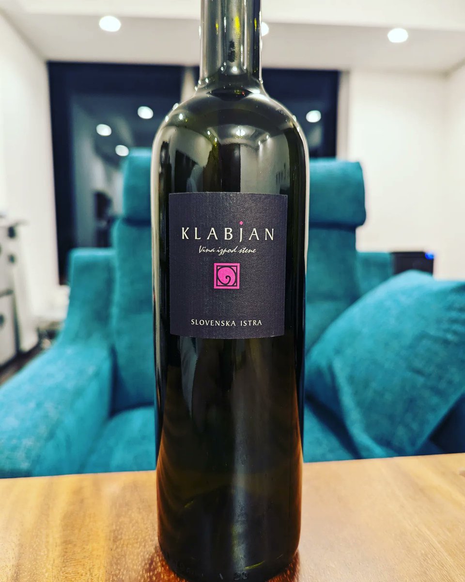 今夜は、クラビヤンのカオツェ2016年を開けました。
I drank the 2016 Caotze of Krabjan this evening.

#Klabjan #クラビヤン #Caotze #カオツェ #redwine #赤ワイン  #wine #ワイン #slovenianwine #スロベニアワイン #Slovenia #スロベニア