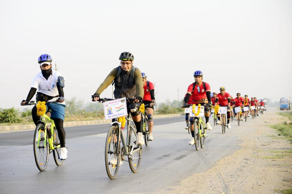 Cycle rally from BSF Academy Tekanpur to Chanderi with 52 Cyclists &amp; others under #HarAnganYog campaign was conducted by STC BSF Tekanpur. Sh H S Rawat Comdt STC led the team &amp; the team was grand welcomed by district administration Jhansi.
#JaiHind  
<a href="/BSF_India/">BSF</a> 
#IDY2023