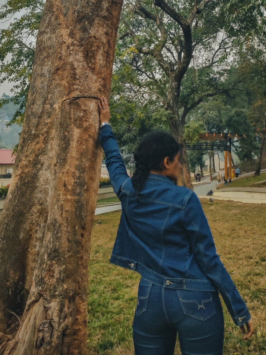okaysayaa's tweet photo. i miss winters and wearing denims :( https://t.co/bhUBoMCW15