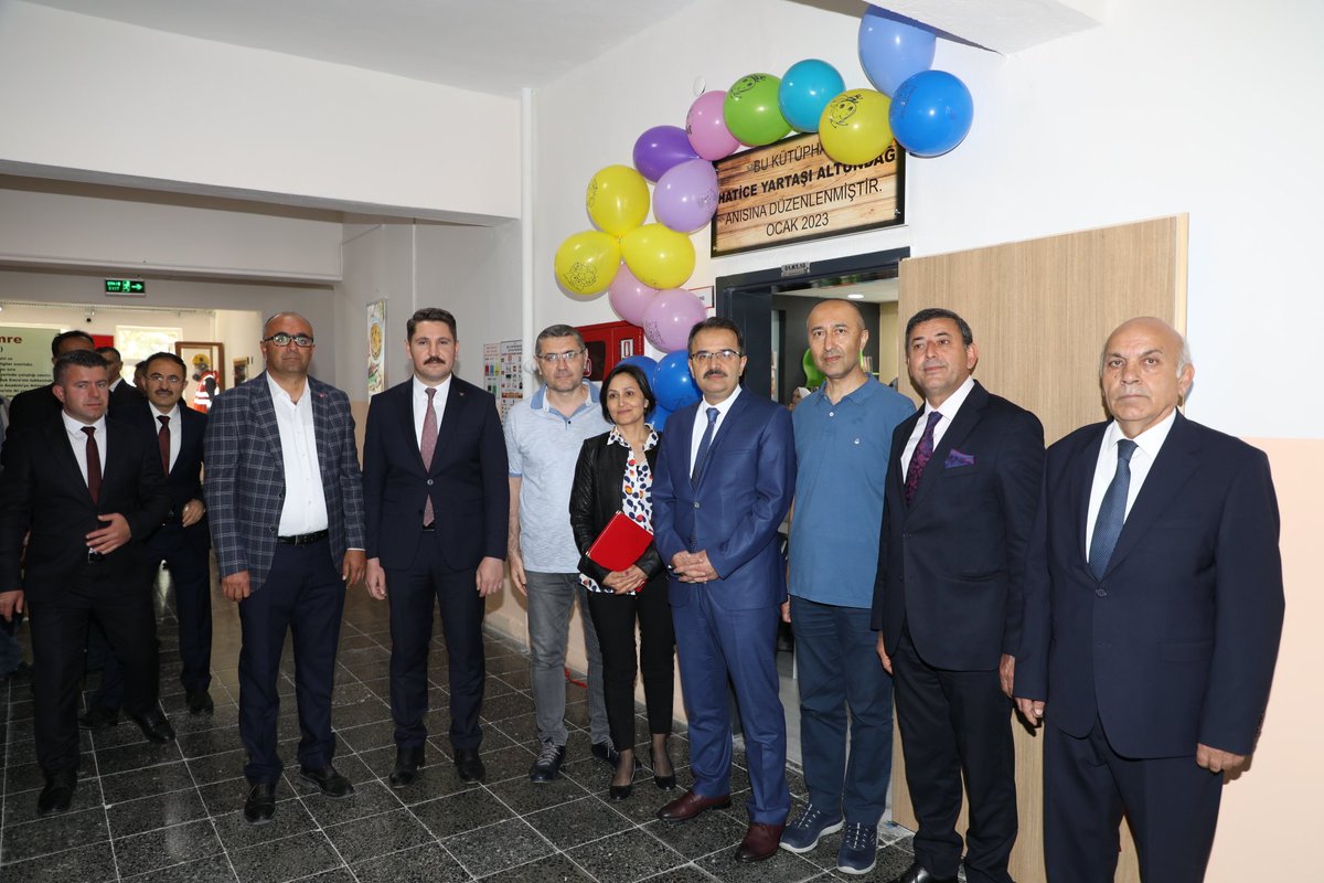 CankiriValiligi's tweet photo. Valimiz @AbdullahAyaz78, Atkaracalar Şehit Hakkı Çelik Çok Programlı Anadolu Lisesinde hayırsever Altundağ ailesi tarafından Hatice Yartaşı Altundağ anısına kurulan kütüphanenin açılışını gerçekleştirdi

Valimiz Ayaz, kütüphane için bağışta bulunan Altundağ ailesine teşekkür etti https://t.co/KTTpBxao6D