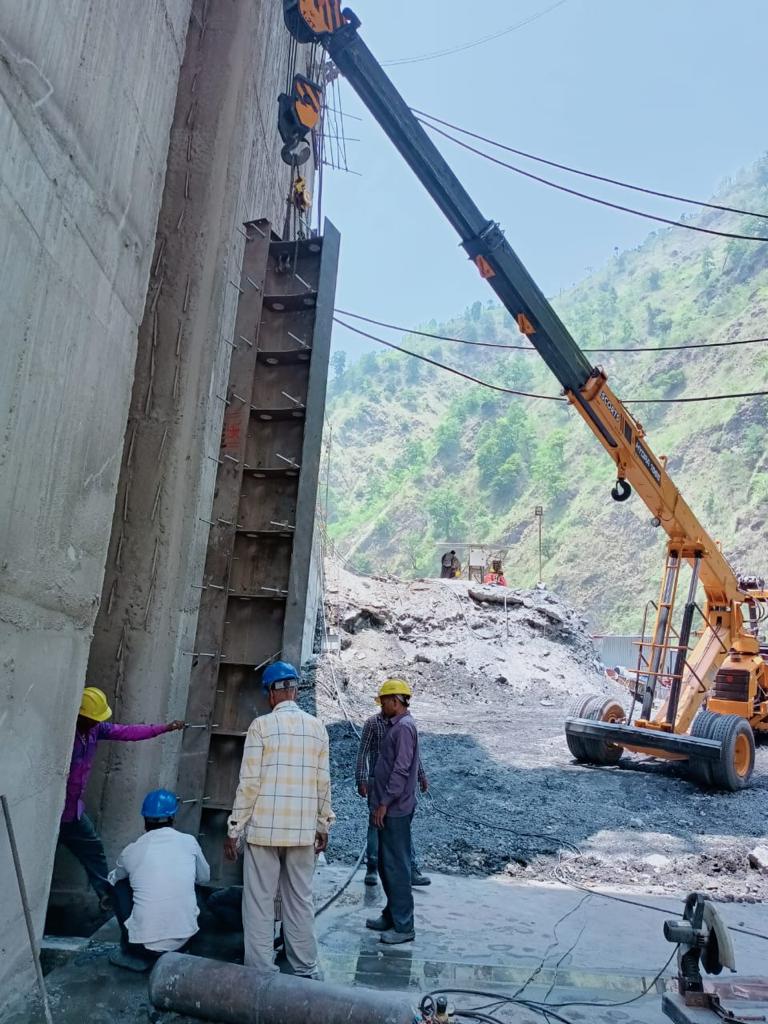 nhpcltd's tweet image. “Erection of 2nd Stage EP’s of Spillway Stoplog in Bay-4 & Erection of steel liner ferrules in Lower Vertical Bend & Lower Horizontal Pressure Shaft” were started in presence of CEO, JPCL on 6.6.23 at 120 MW Rangit-IV HEP (Sikkim) of #NHPC’s subsidiary JPCL. #hydropower