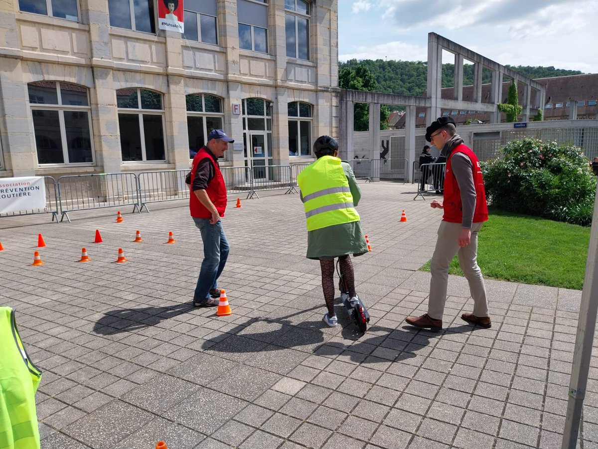 Preventionrout's tweet photo. [Nos actions en régions] Nos #bénévoles ont mis en place un atelier de sensibilisation à l’utilisation des #EDPM 🛴(engin de déplacement personnel motorisé) sur l’esplanade de la mairie de @villedebesancon 

 #aPR #naer #preventionroutiere https://t.co/TyVahrEPRP